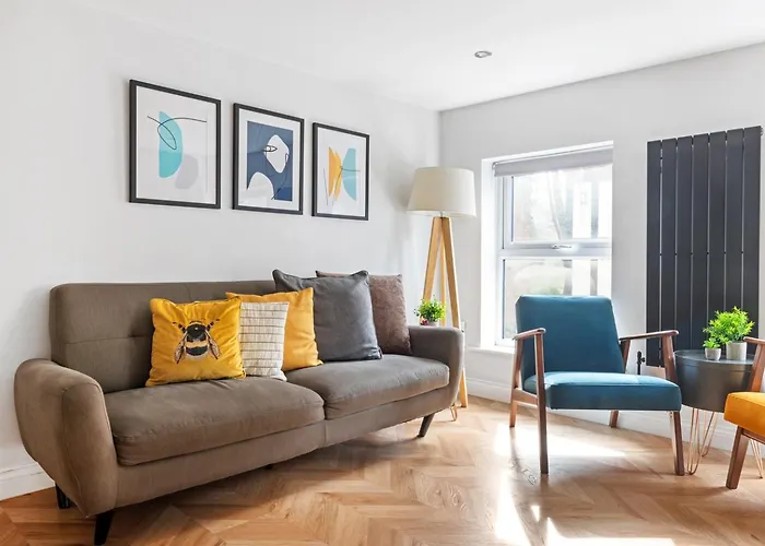 Bright & Quiet 2-Bedroom Apartment On Magdala Road